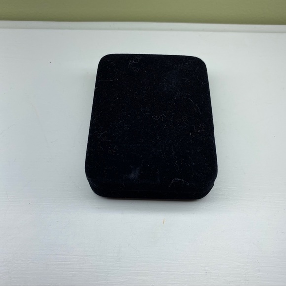 Kay Jewelers 10k Yellow Gold Heart Necklace With Diamond Accents. - Picture 12 of 13